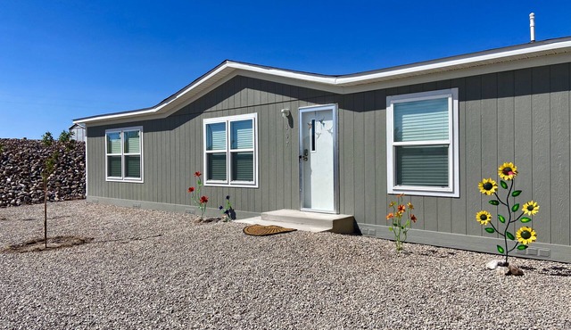 Spacious 4BR, 2BA. Close to lake, hot springs, Spaceport, and the Golf Course!