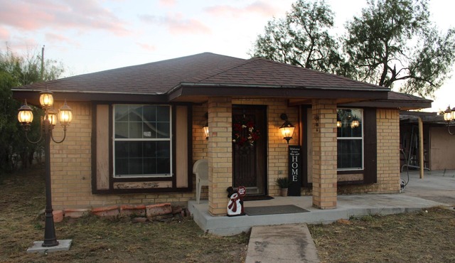 Spacious 4BR/3 Baths Near Airport & La Plaza Mall Large private fenced yard.