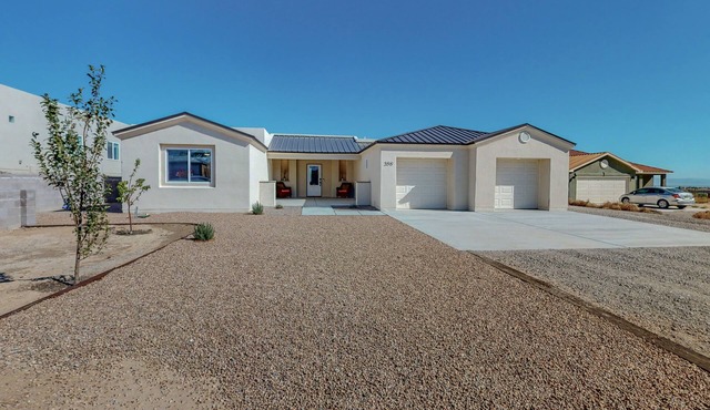 Spacious 4BR/3BA-31 night minimum-Sleeps up to 8-2 Car Garage included