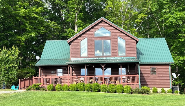 Spacious 4BR/3BA Cabin w/Stunning Views – Near Fall Creek Falls!