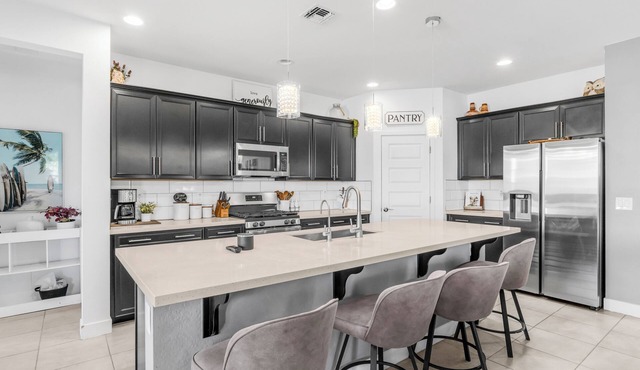 Spacious 4BR & 3BA Near Luke AFB, State Farm Stadium & Desert Diamond Arena