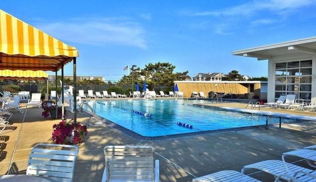 Spacious 4BR/5BA Oceanfront Townhouse - Community Pool,Tennis Court