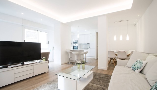 Spacious 4BR Apartment, Walk to Beach