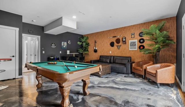 Spacious 4BR Bachelor Retreat-Game Room & Rooftop!