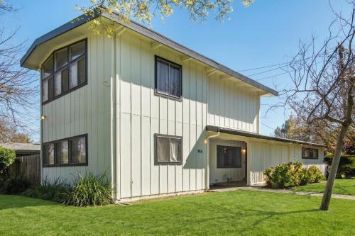 Spacious 4BR Backyard Oasis with BBQ Near UC Davis