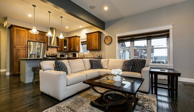 Spacious 4BR Bluff-Top Townhome Steps from Fenelon Elevator & Downtown