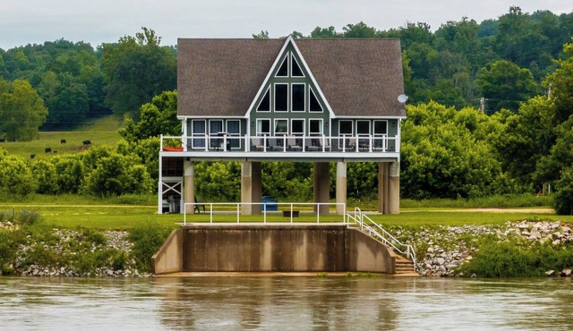 Spacious 4BR Cabin in Doniphan – Perfect for Family Getaways