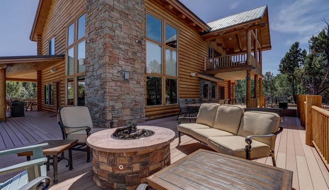 Spacious 4BR Cabin near Zion · Stargazing Deck, Trails, Pool Table & Family Fun