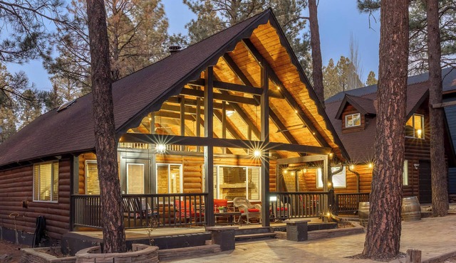 Spacious 4BR Cabin with a Hot Tub