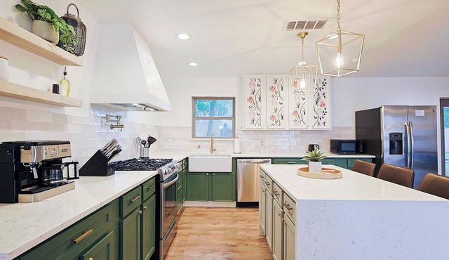 Spacious 4BR Central Dallas Home - Firepit & Game Loft