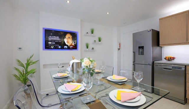 Spacious 4BR City Centre Apartment w/Free Parking