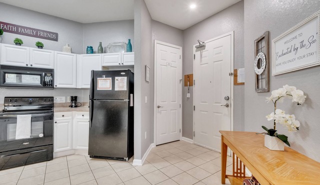 Spacious 4BR Condo with Pool/HotTub/Clubhouse in Davenport, FL.