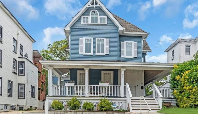 Spacious 4BR Duplex Unit - Walk to Asbury Beach !