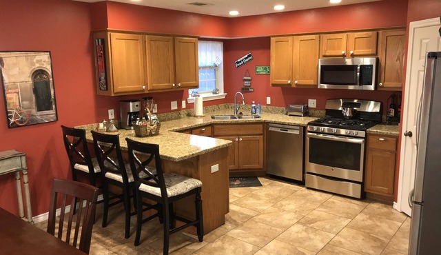 Spacious 4BR Family Retreat Near A&M Campus & Stadium