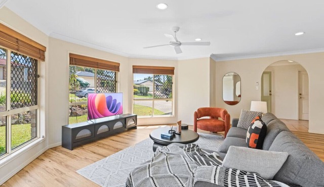 Spacious 4BR Family Home in Capalaba | Local Charm