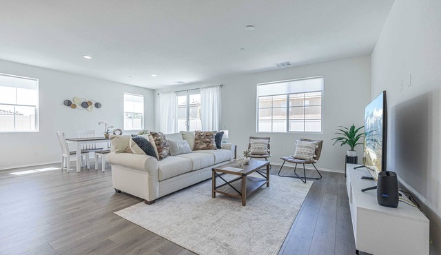 Spacious 4BR Family Home｜ Fenced Backyard, Pets Welcome & Flexible Lease #41757