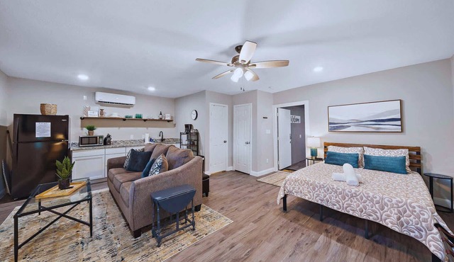 Spacious 4BR Family Home: BBQ | Baytown | NASA