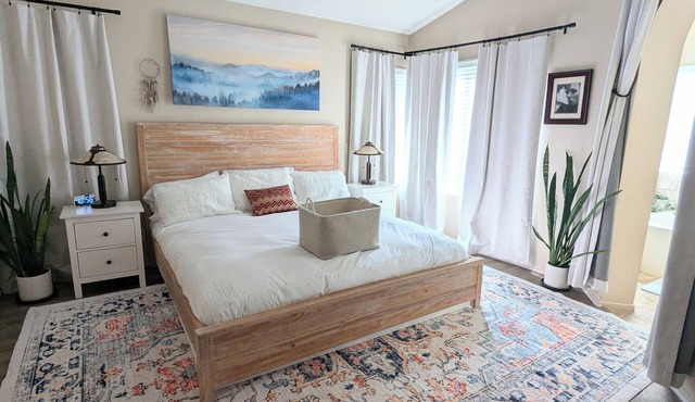 Spacious 4BR family retreat w/heated pool and spa
