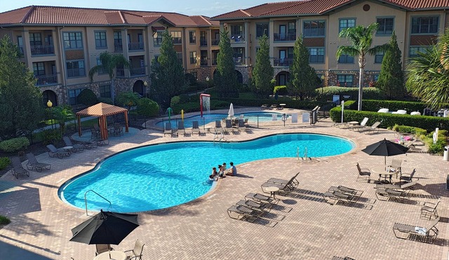 Spacious 4BR Family Condo Near Disney - Pool View - Elevator Building - Sleeps 8