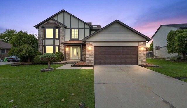 Spacious 4BR Home w/WiFi & A/C – Family-Friendly Stay in Sterling Heights