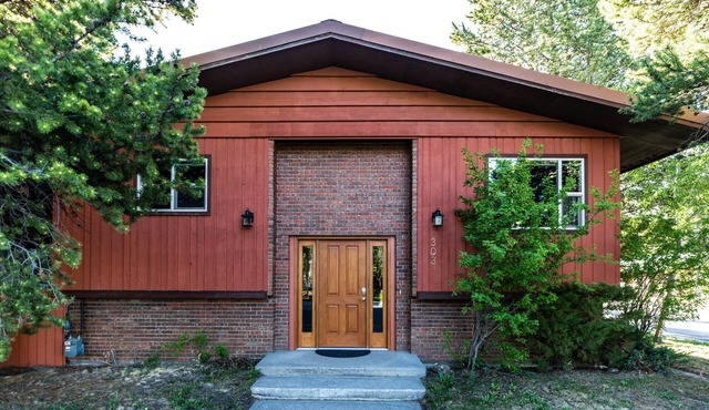 Spacious 4BR home in West Yellowstone, 1 minute from the park: Geyser Getaway