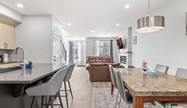 Spacious 4BR Home Calgary –Near Airport Banff & DT