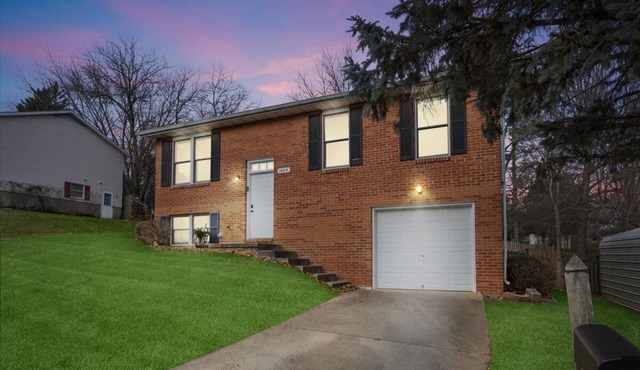 Spacious 4BR Home Free Parking W/D Work Desk 5 Mins to Downtown