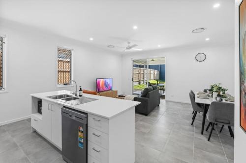 Spacious 4BR Home Great Area close to everything