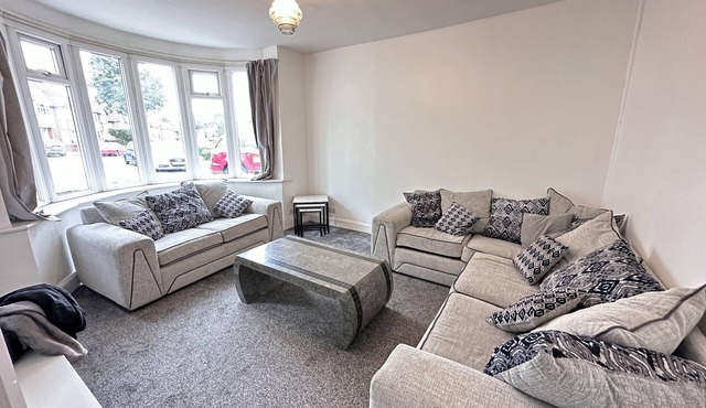 Spacious 4BR Home *Heartlands Hospital | NEC | Airport | Stechford Retail Park*