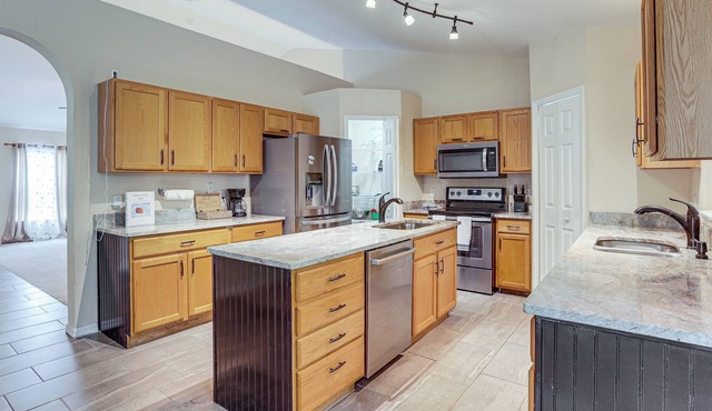 Spacious 4BR Home in Deltona w/Screened Porch!