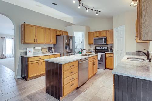 Spacious 4BR Home in Deltona w/Screened Porch!