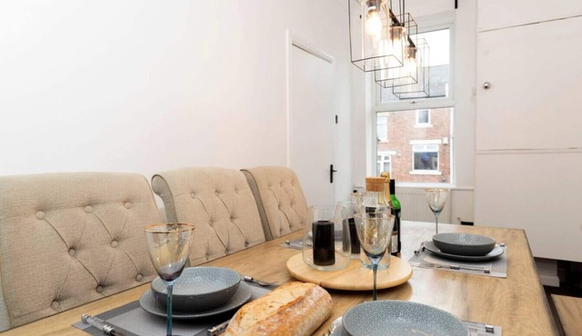 Spacious 4BR Home in Gateshead Sleeps 7 w/Parking