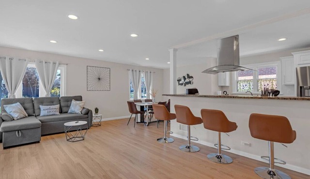 Spacious 4BR Home in Oak Park