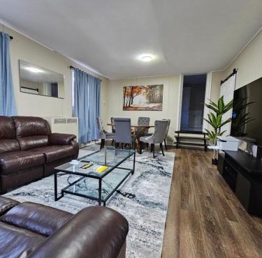 Spacious 4BR Home, King Loft, Near Hospital, Downtown & Sporting Arena