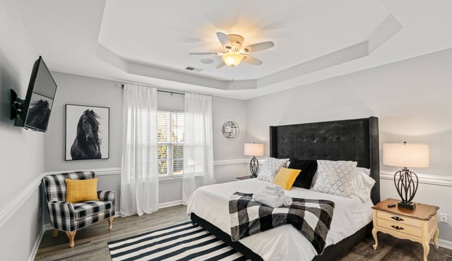 Spacious 4BR Home – Near HPU, Market & Dining – Family & Business Ready!
