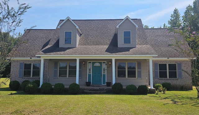 Spacious 4BR Home on Private Acre, Sleeps 10 Family & Group Friendly.