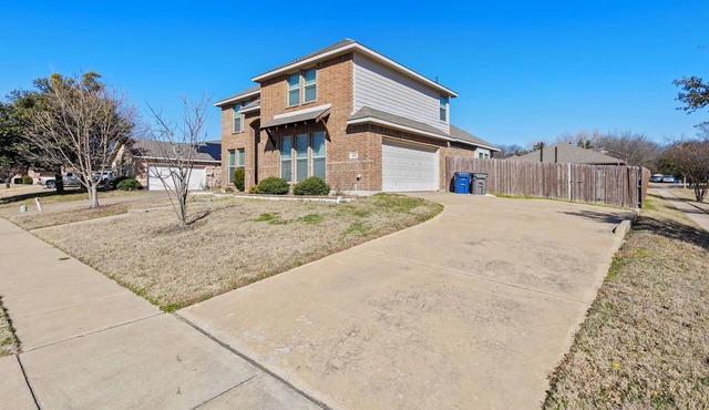 Spacious 4BR Home - 2 Living Rooms, Study, Firepit, Pet-Friendly!