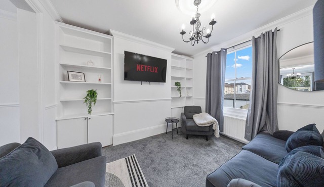 Spacious 4BR Home w/Private Parking & WiFi