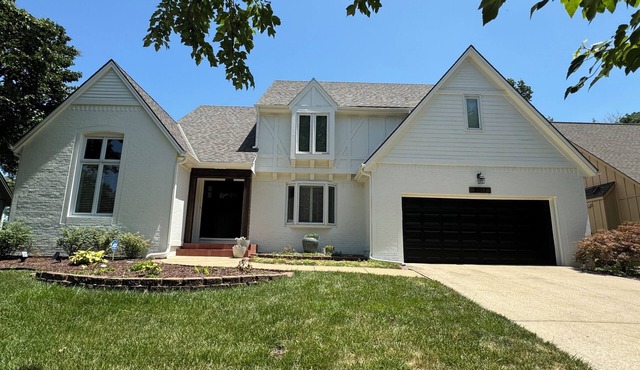 Spacious 4BR house; suburb w amazing hwy access! Minutes to World Cup shuttle!