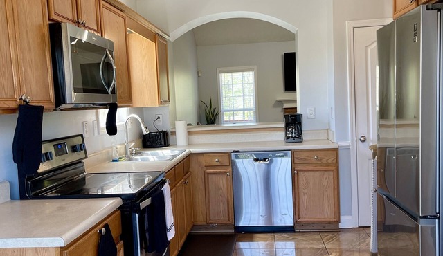 Spacious 4br house- 10 mins from the town square