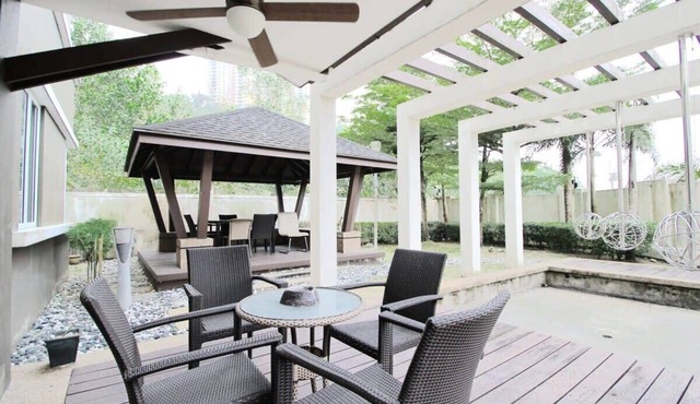 Spacious 4BR House, Gazebo