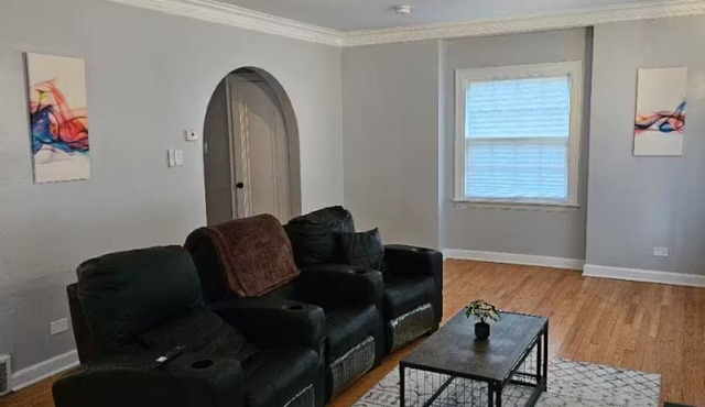Spacious 4BR house in lovely Bellwood Near O'Hare for all occasions