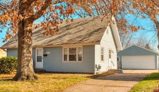 Spacious 4br house sleeps 10 w/game room & gym