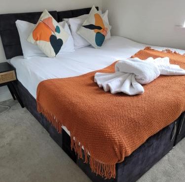 Spacious 4BR House with 2 Bathrooms and 1 WC ideal for Families, Professionals and Relocators near NEC, BHX, HS2 and JLR with Travel Cot, Pets Allowed and Free Parking - The Home Makers Hub