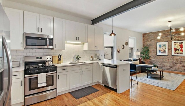 Spacious 4BR in Chicago w/Laundry!