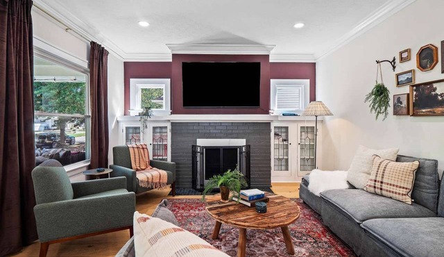 Spacious 4BR in Kamm’s Corners| Game Room|Sleeps 9