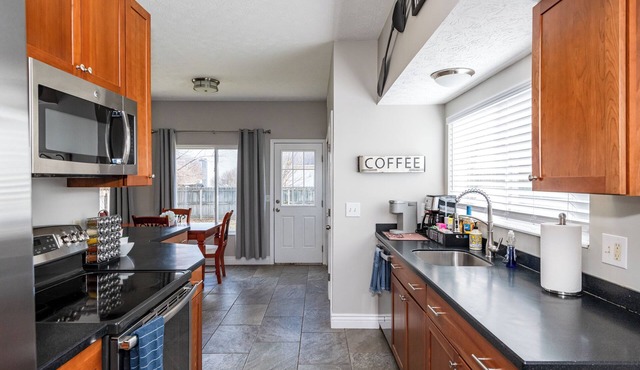 Spacious 4BR - King Bed - Near I-70