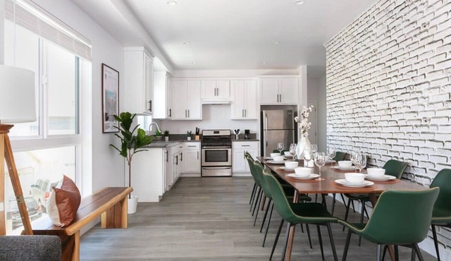 Spacious 4BR LA Getaway with Parking Fast Wi-Fi