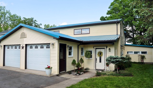 Spacious 4BR Lake House in Wine Country-Gorgeous Views, Hot Tub, Smart TVs, WiFI