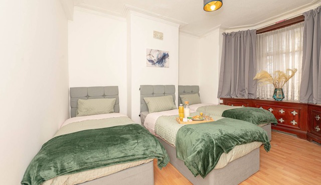 Spacious 4BR London Home Near Train, ExCeL & O2